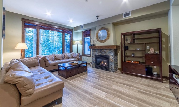 Woodwinds Condominio | Walk to Ski w/ Golf Course Views & Private Jacuzzi - #448