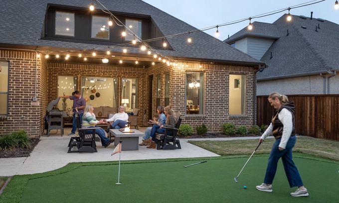 Arlington Casa | Walk To Stadiums: Game Room Hot Tub Mini Golf 4 Full Bath Prime Location