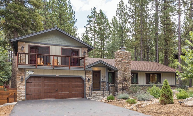 Summit Estates Casa | Walk to Summit. Relaxing Spa and Fireplace.