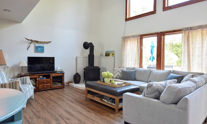 Cape May Point Casa | Walk to the beach from this cozy birder cottage! 3beds, 2ba