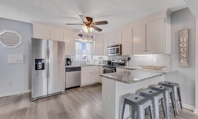 North Carolina Coast Casa | Walk to the Beach - Complex Pool - Coastal Charm - Great Escape