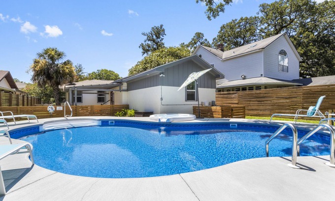 Biloxi Casa | Walk to the beach. Casinos. POOL AND HOT TUB!
