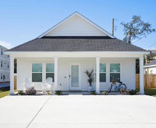 Biloxi Casa | Walk to the beach Comes with two bikes