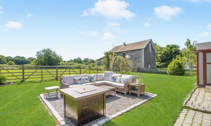 Newport East Cabaña | Walk to the Beach - Serene Coastal Country Cottage