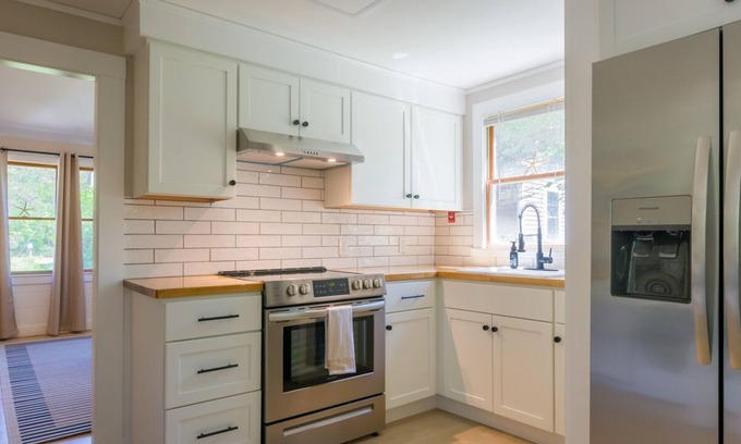 East Sandwich Casa | Walk to the beach from this classy and compact cottage
