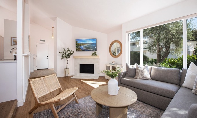 The Mesa Casa | Walk to the beach! Newly remodeled Townhome