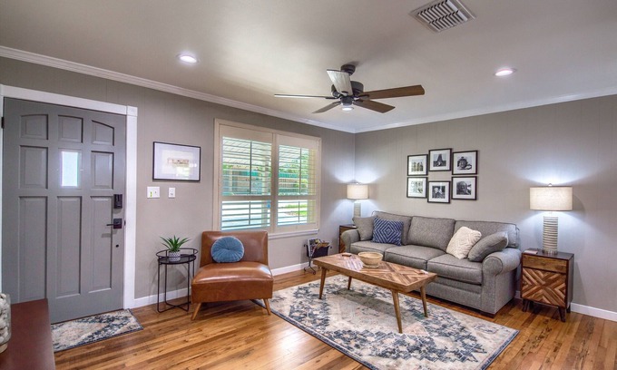 New Braunfels Casa | Walk to the Comal, Schitterbahn and downtown New Braunfels! Dog friendly.