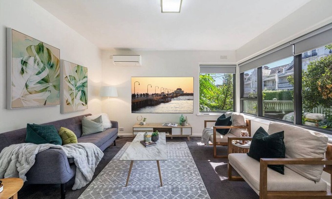 St Kilda Apartamento | Light and bright ground floor 2 bedroom apartment.