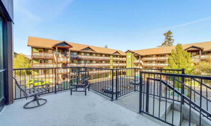 Chelan Apartamento | Walk to the Lake: Chelan Condo w/ Mtn Views!