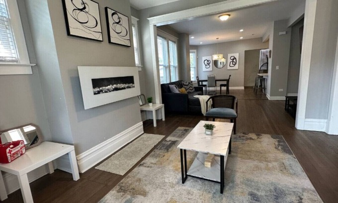 South Shore Apartamento | Walk to the Lake! Grill, Fireplace, Sleeps 12