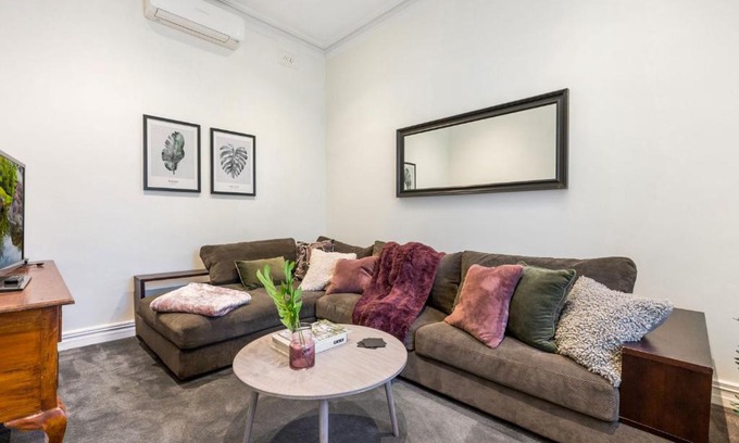 Richmond North Casa | Walk to the MCG & AAMI Park - Free Late Checkout - Great location & Backyard