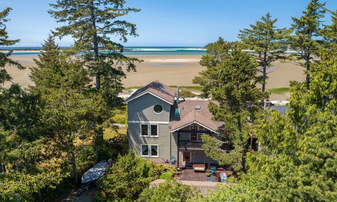 Lincoln City Casa | Walk to the sand and enjoy incredible views from this beach front home!