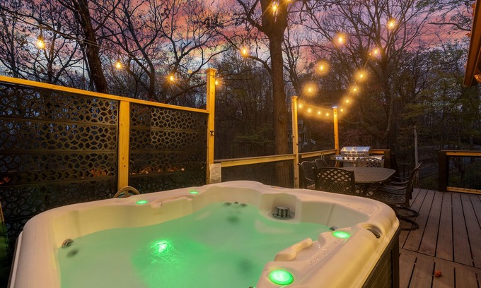Gatlinburg Casa | Walk to the Smokies! Hike, King Beds, Hot tub, Dogs Welcome, Bears, Game Room