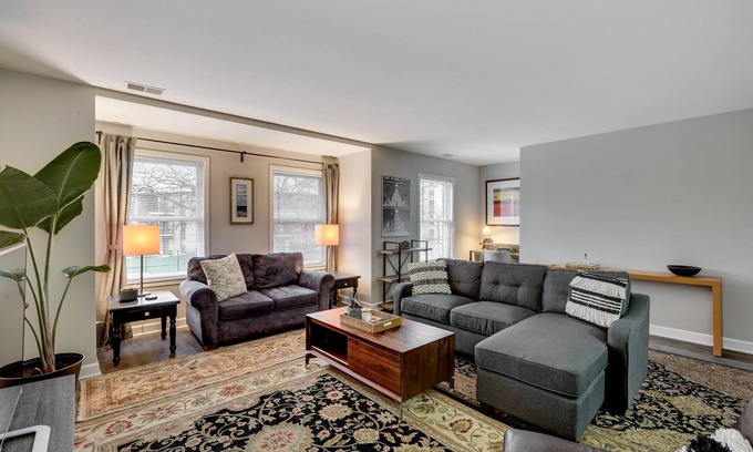 Near West Side Apartamento | WALK TO THE UNITED CENTER! No Easier Way to See Your Bulls and Blackhawks in Action! by AllSet Turnover
