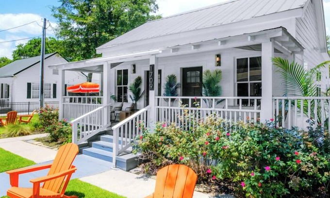 Ocean Springs Casa | Walk to town,beach, fenced courtyard & firepit