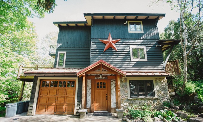 Hillcrest Casa | Walk to Town, Fire Pit, Hot Tub, Grand Open Family Room, Gourmet Kitchen, Grill