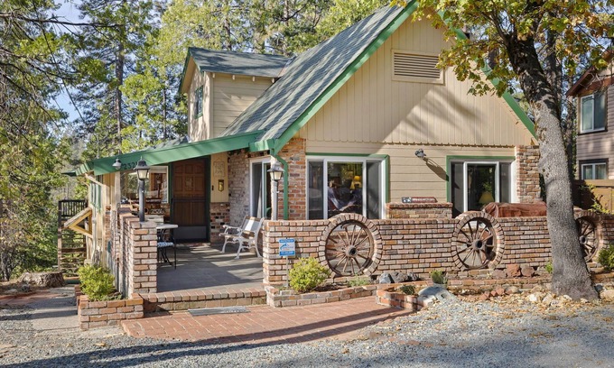 Twain Harte Cabina | Walk to town, Lake access, Pet Friendly, King bed, Patio mountain views