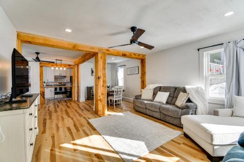 Phoenix Casa | Walk to Town Oswego River Escape with Marina Views