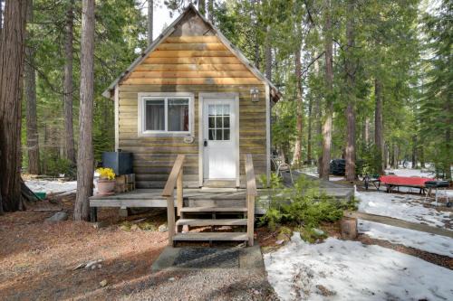 Butte Meadows Apartamento | Walk to Trails and Butte Creek Cozy Retreat with Deck