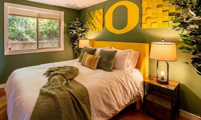 Eugene Casa | Walk to U of O! View with 2 decks/firepit/comfy!