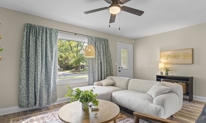 Twain Casa | Walk to UIHC, shopping, restaurants, and MORE!