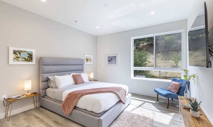 Los Angeles Casa | Walk to Universal: New Townhouse: Garage Prk'g