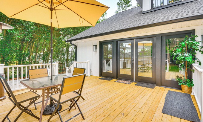 Lexington Casa | Walk to Uptwn Lexington: Modern Retreat w/ Porch!