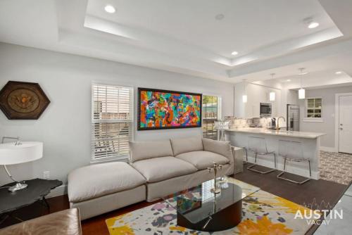 Swede Hill Casa | Walk to UT and E 6th in Fully Equipped ATX House