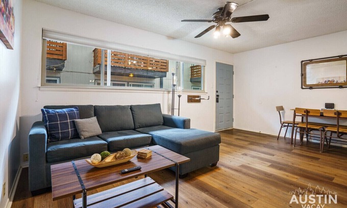 West Campus Apartamento | Walk to UT/Cafes/Dining│Free Parking│Cozy Apt Sleeps 4│1BR/1BA