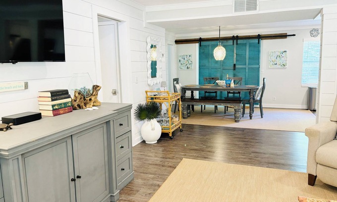 Demere Park Condominio | ☀️Walk to Village —Beach is less than 1 mile