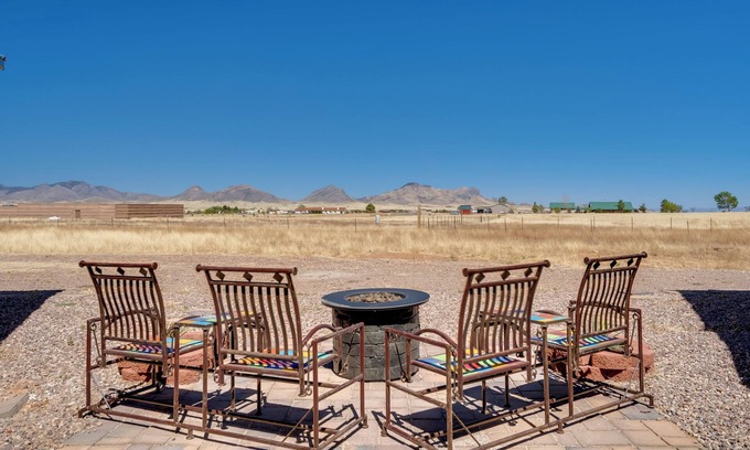 Elgin Casa | Walk to Wineries: Elgin Wine Country Retreat!
