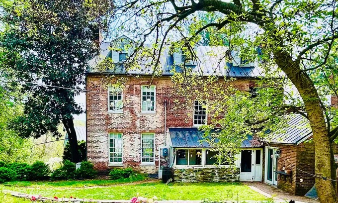 Waterford Casa | Walk to Wineries from Historic Village Estate