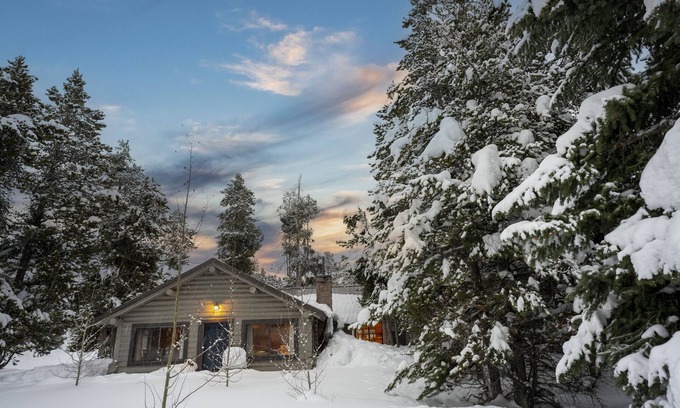 West Yellowstone Cabina | Walk to Yellowstone Log Cabin w/Shop & Hot Tub 8-10 ppl