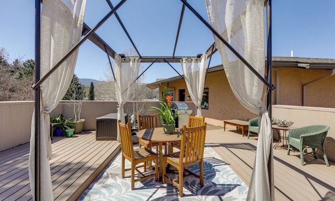 Carbondale Apartamento | Walkable Apt in Carbondale: 'Luxury Artist's Loft'