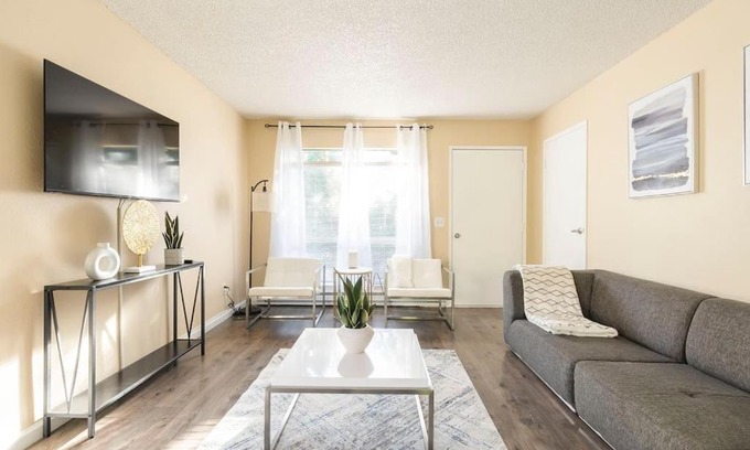 Downtown Apartamento | Walkable condo in heart of vibrant D/n Redmond