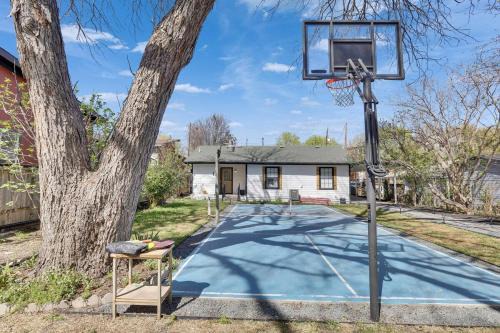 Govalle Casa | Walkable DT Foliage Haven with Pickleball Court