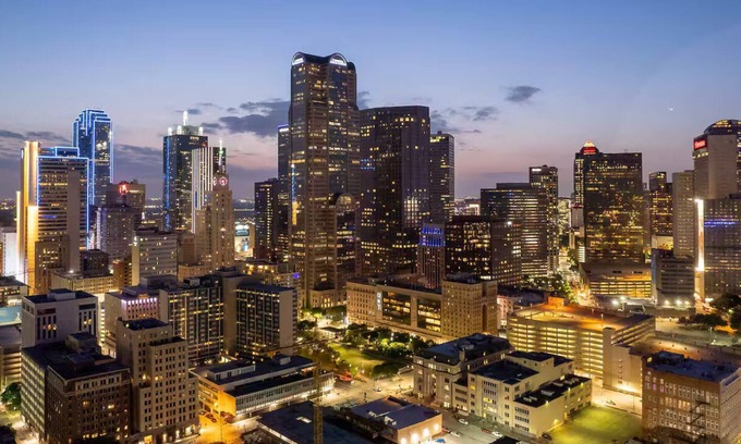 Downtown Dallas Casa | Walkable Modern Townhouse in Downtown Dallas! Rooftop, BBQ, Fitness, Pet Frndly