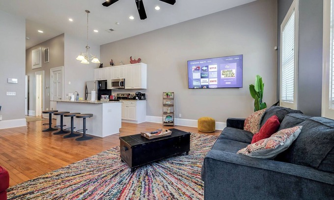 Metropolitan Condominio | Walkable to Forsyth Park, queen bed, spacious and super comfy