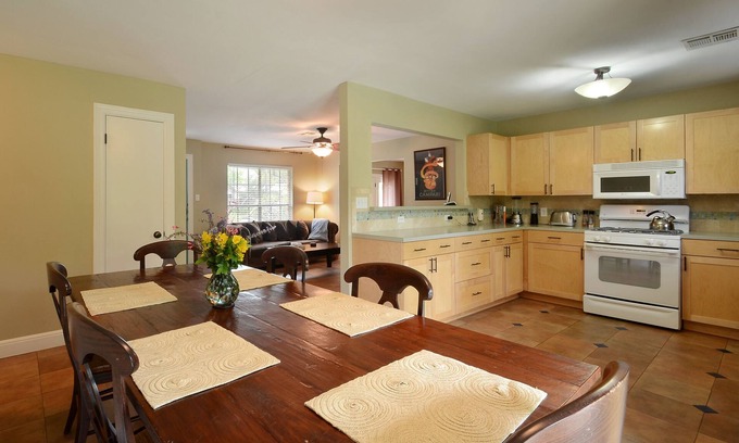 Greater South River City Casa | Solo una caminata rápida a SOCO, Hip Central Austin Home; Otoño 2019 Disponibilidad!