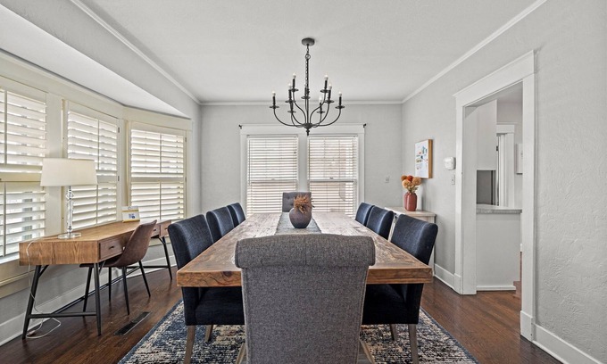 Country Club Plaza Area Casa | Walkable to the Plaza & UMKC + Parking