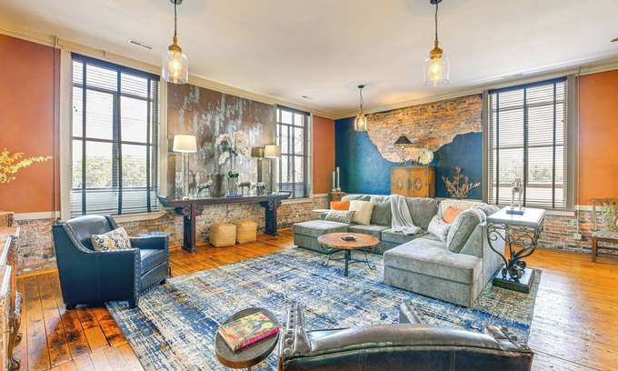 Wytheville Apartamento | Walkable Wytheville Loft on Main Street!