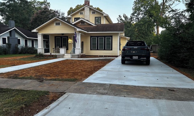 Nacogdoches Casa | Walkabout on Walker- pet friendly 2 story 3-bed house steps to the brick streets