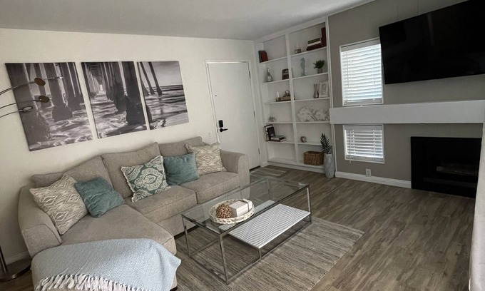 Huntington Beach Condominio | Walking Distance to the Beach!