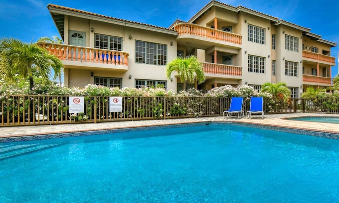 Palm Beach Condominio | Walking distance to Beach from Flip Flop Condo-Sleeps 6