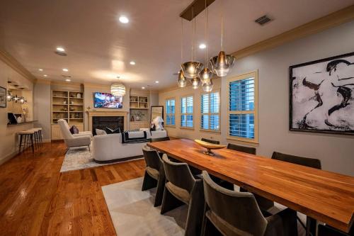 Houston Casa | Walking Distance to Galleria Mall and River Oaks District Modern Home