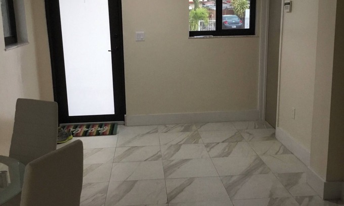 Hialeah Casa | Walking distance to Hialeah hospital and súper markets Pretty much anything you