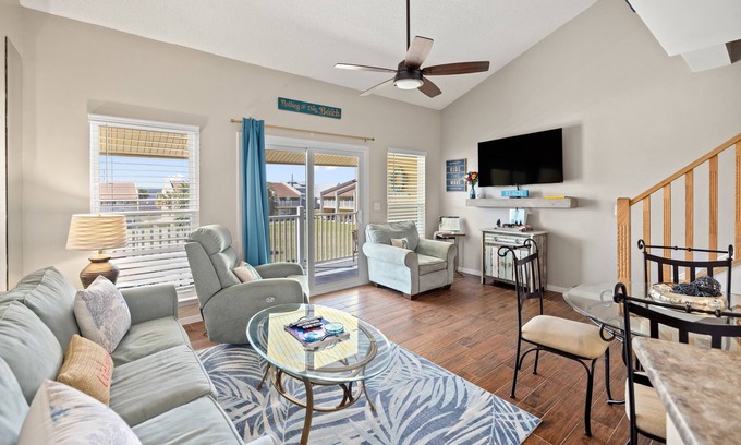 Frangista Beach Condominio | Walking distance to the beach, the Whale’s Tail & Pompano Beach!