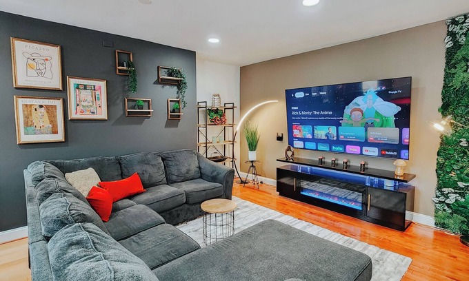 Midtown Village Apartamento | Walnut Mega Kingdom/King Bed/85" TV/Arcades