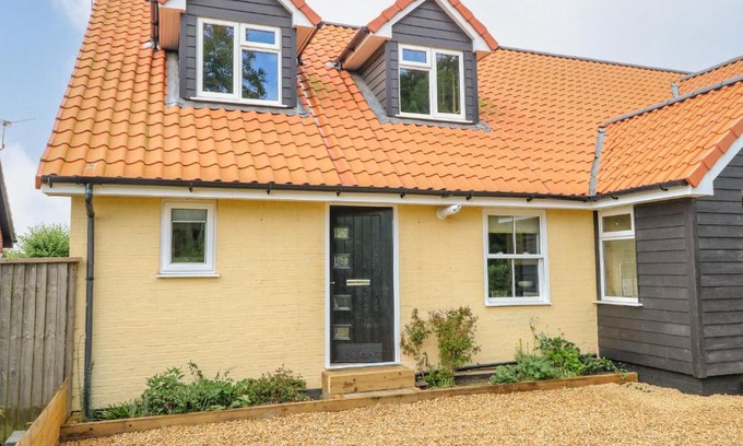 Attleborough Casa | Walnut Shade