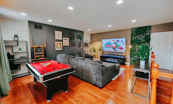 Gayborhood Apartamento | Walnut St Kingdom/King Bed/85" TV/Arcades
